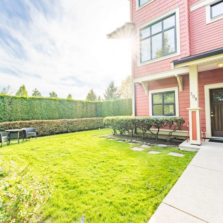 308-8485 New Haven Close