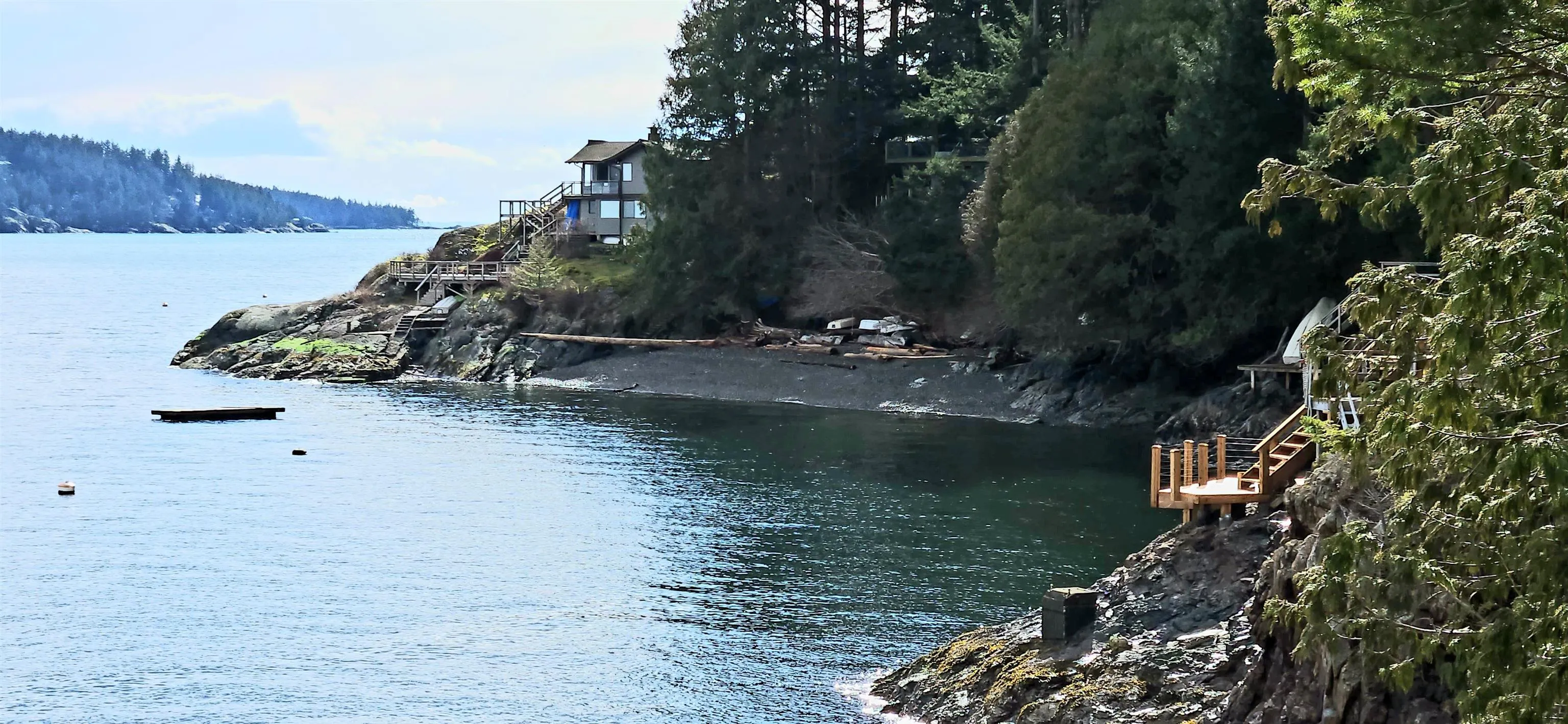 East beach is the favourite morning beach to take a morning swim due to its smooth pebbles and sand. Lot 9 is a two minute walk to this wonderful beach.