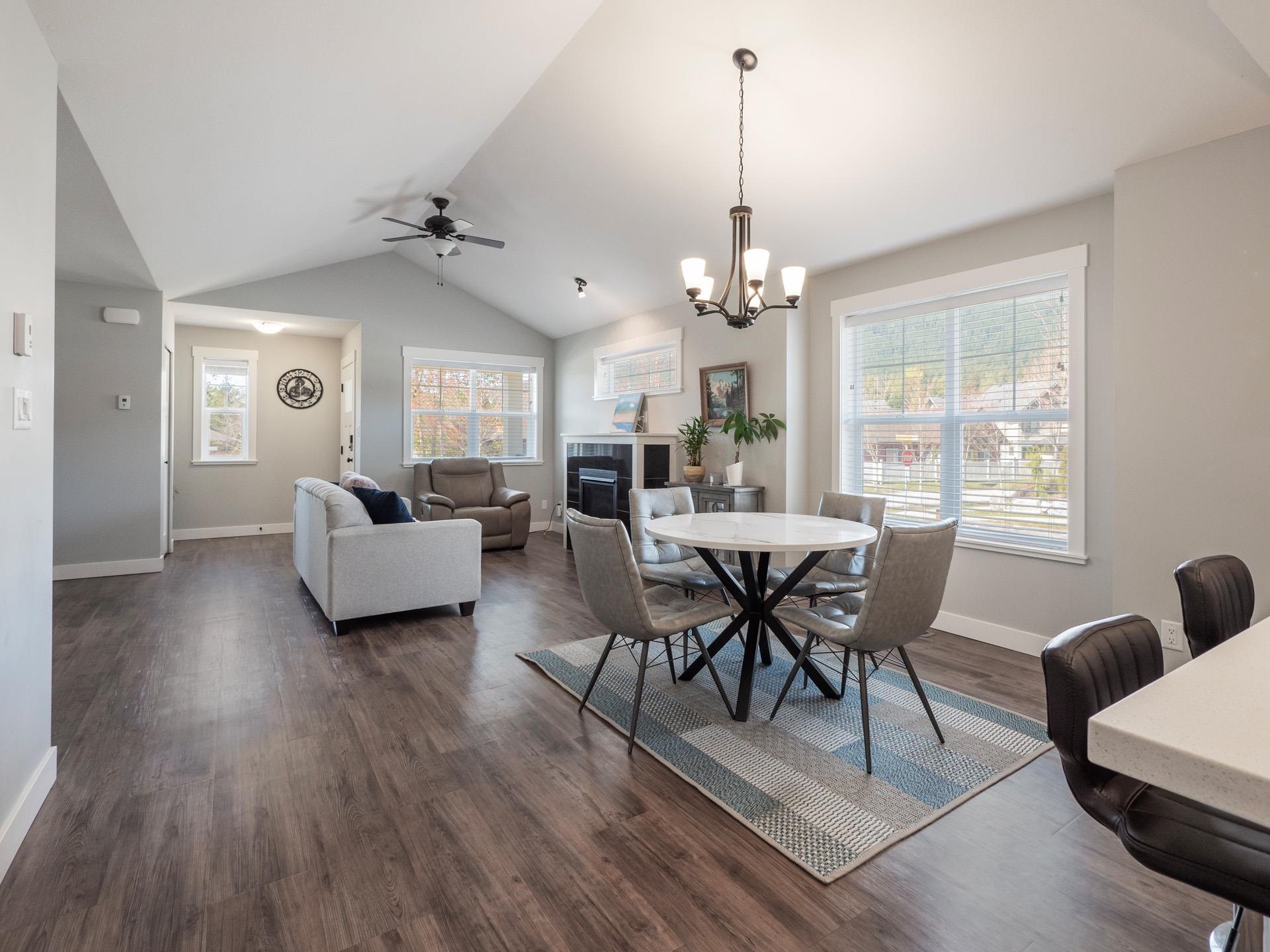 Natural gas fireplace, vaulted ceiling...