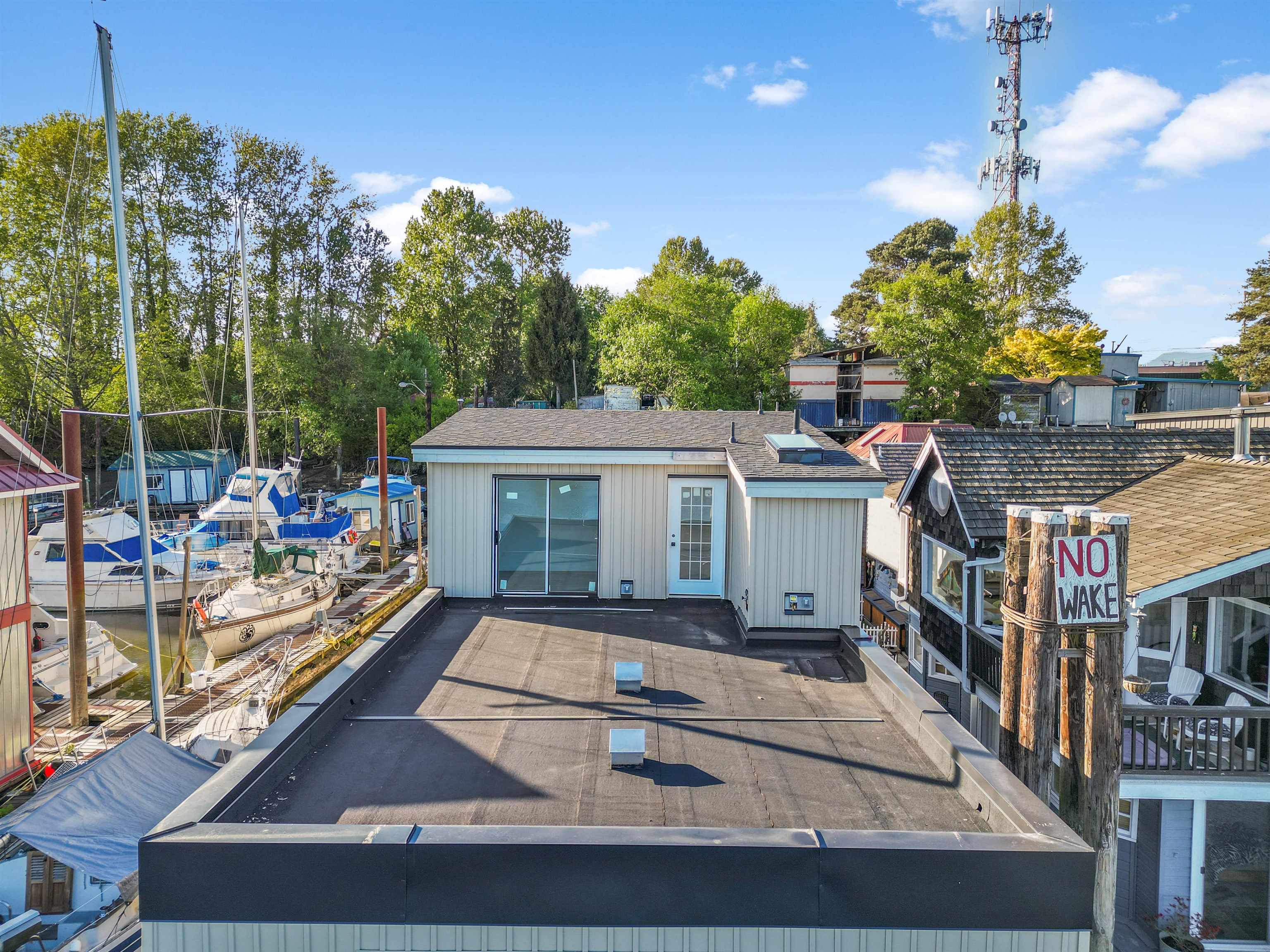 Outstanding / grand expansive deck!