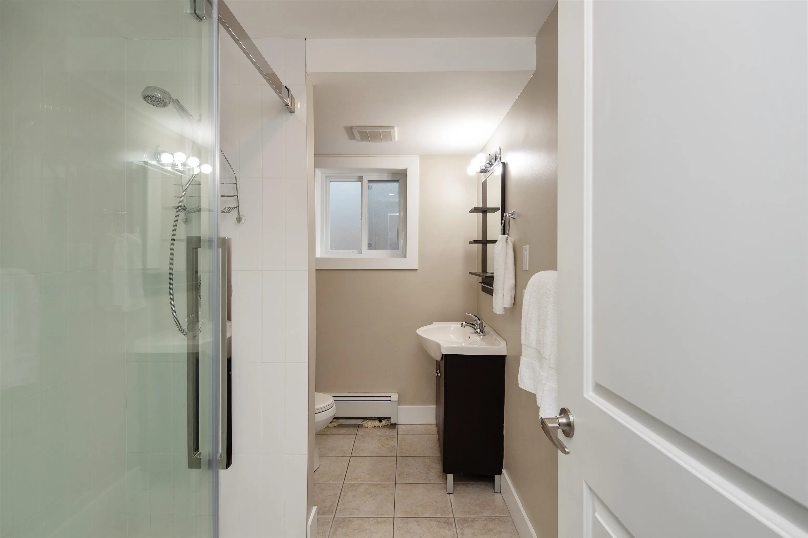 2770 (garden unit) - bathroom