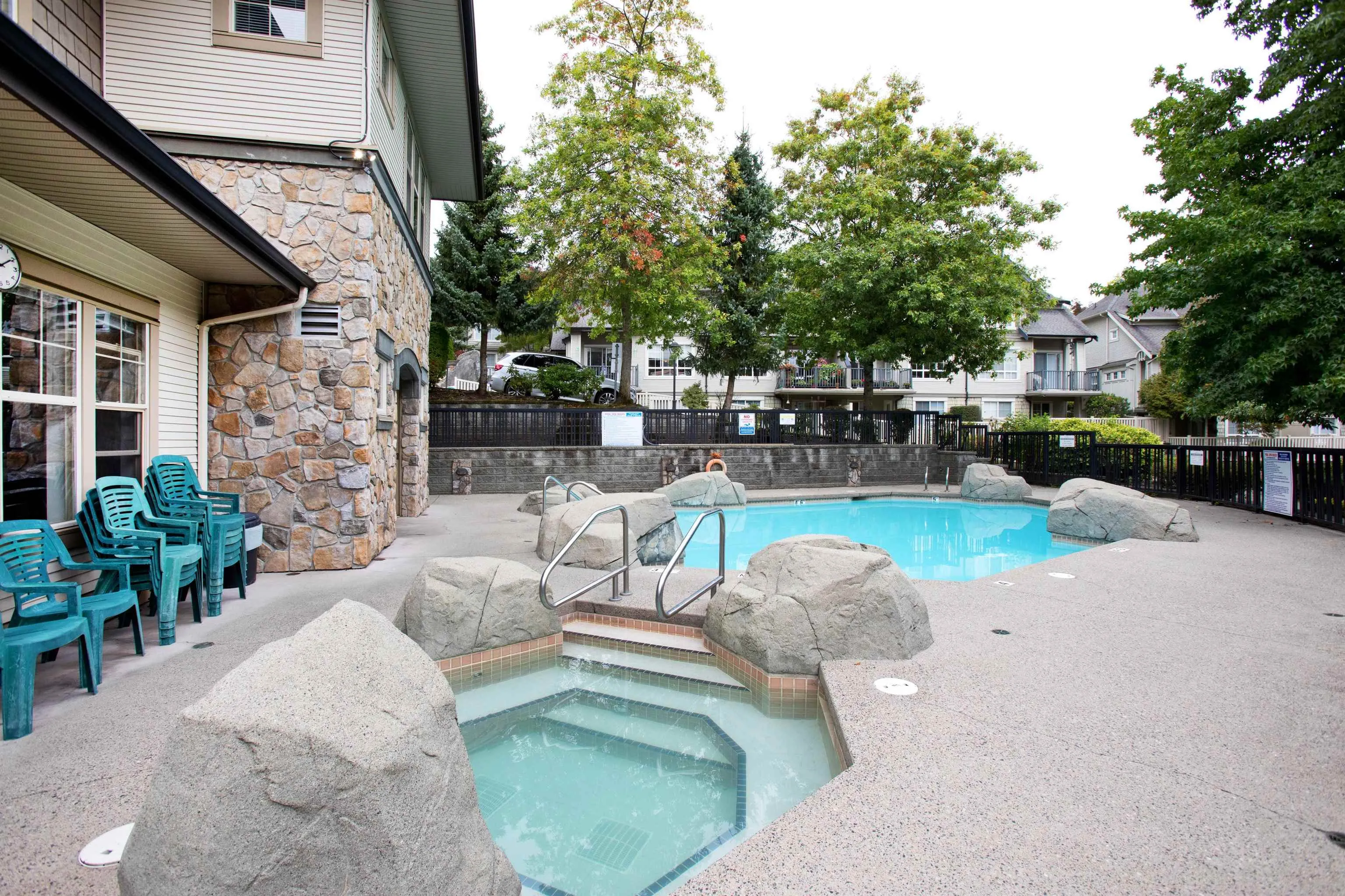 swimming pool & hot tub