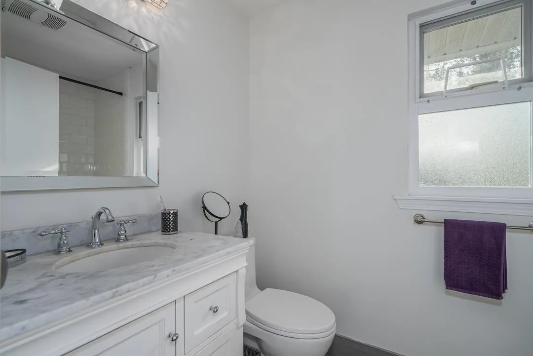 Upstairs main bathroom.