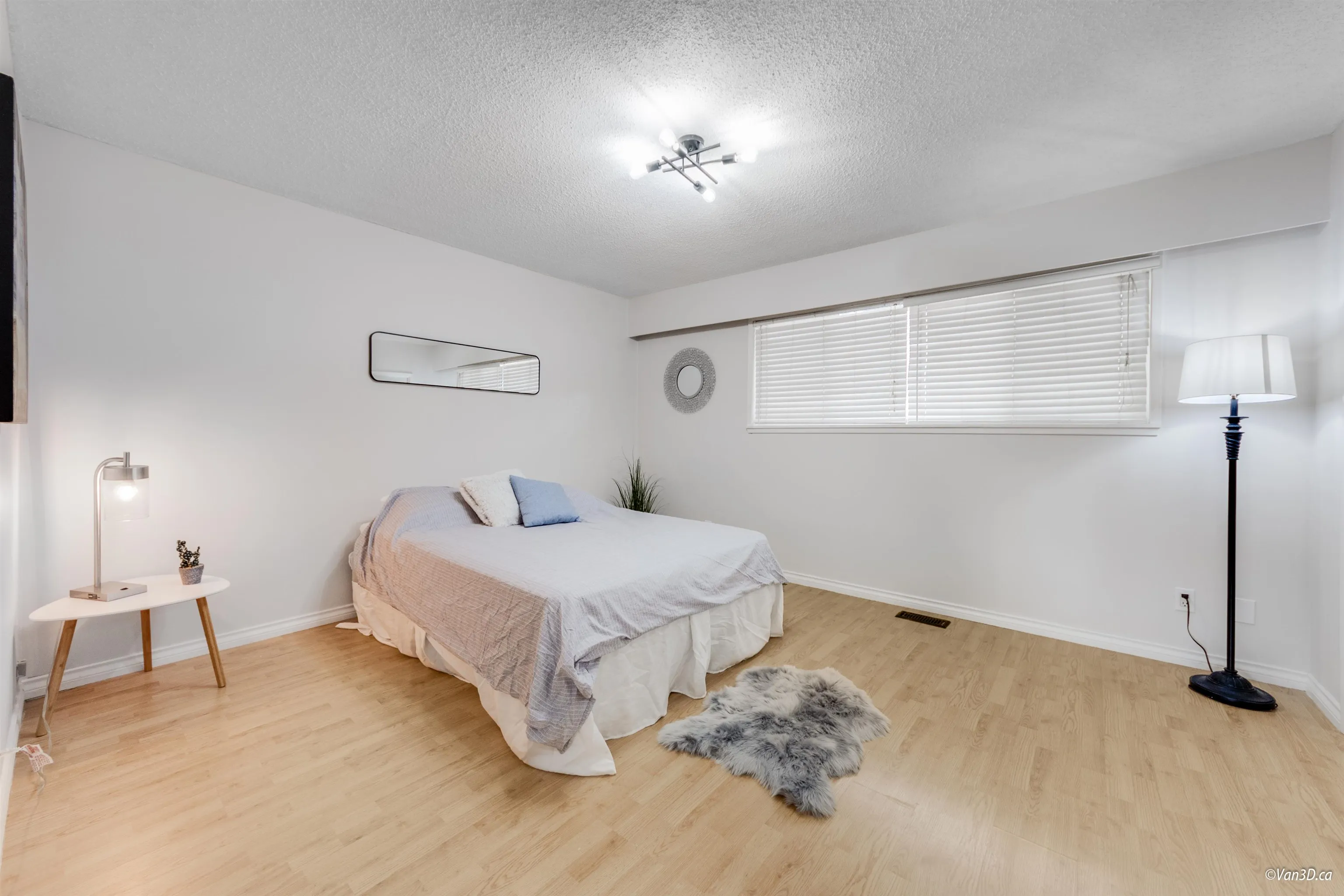 Large Master Bedroom w/mirrored closets