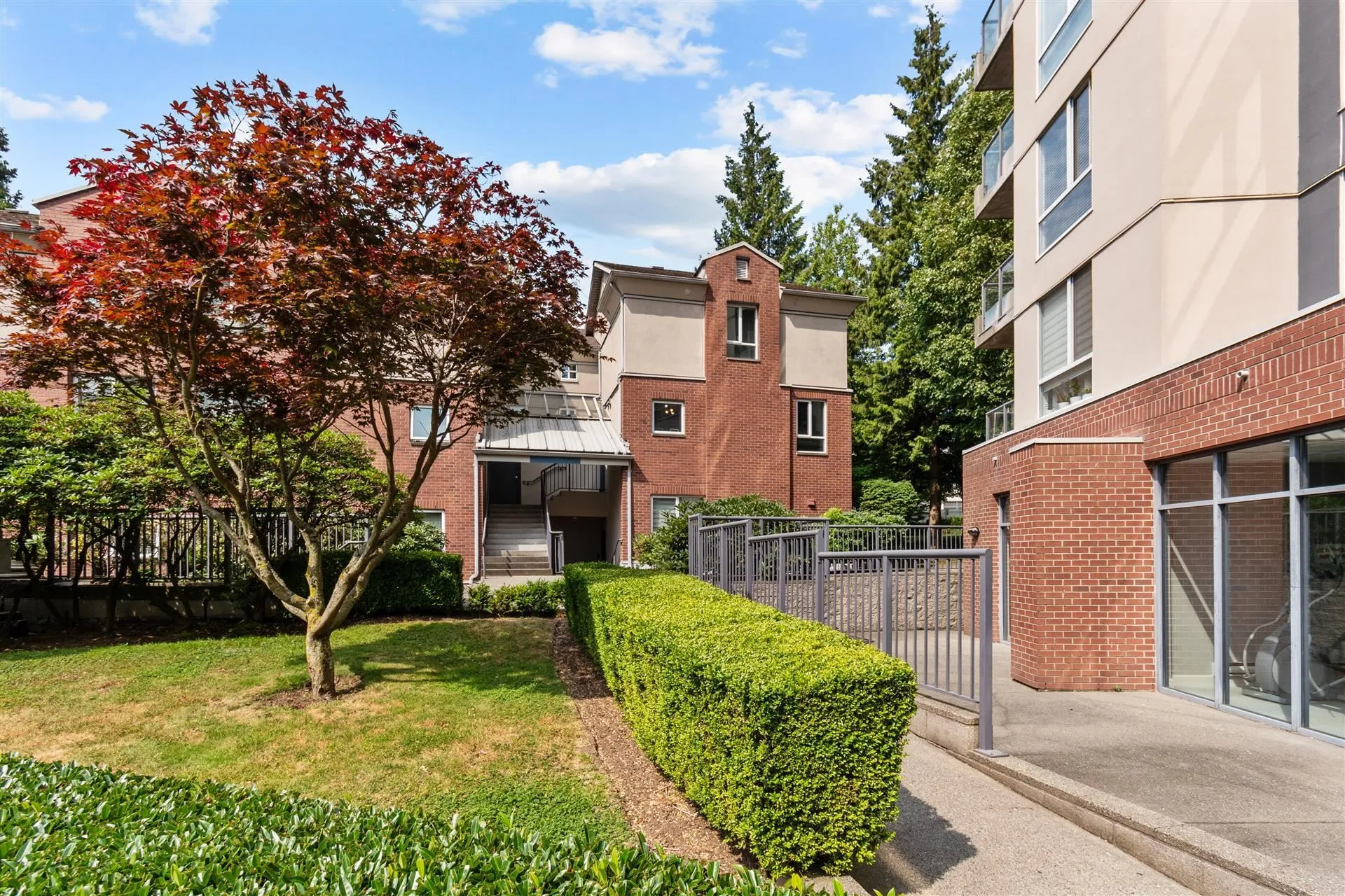 Within minutes to Highgate shopping and skytrain.