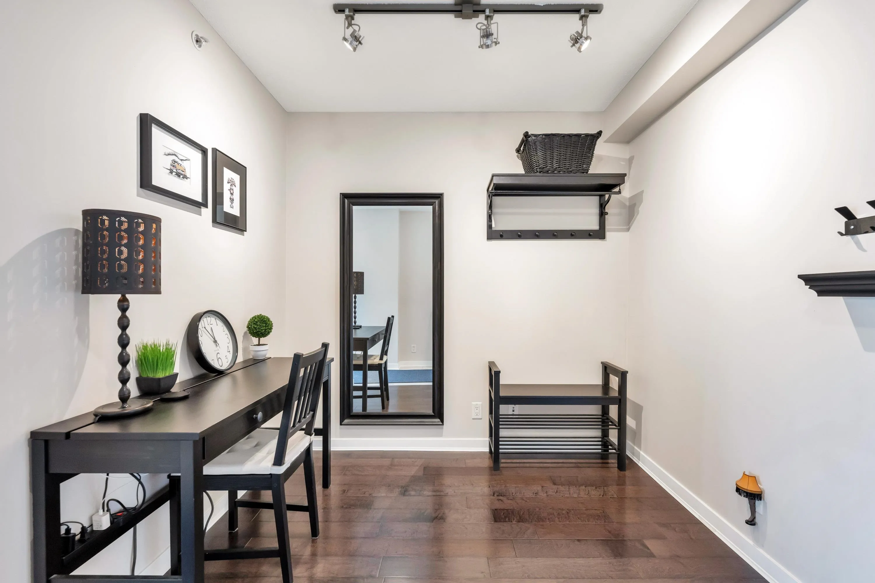 This is the perfect spot to hang up your coat, take off your shoes. Company arriving? What a great welcome to your home when they arrive in this space!