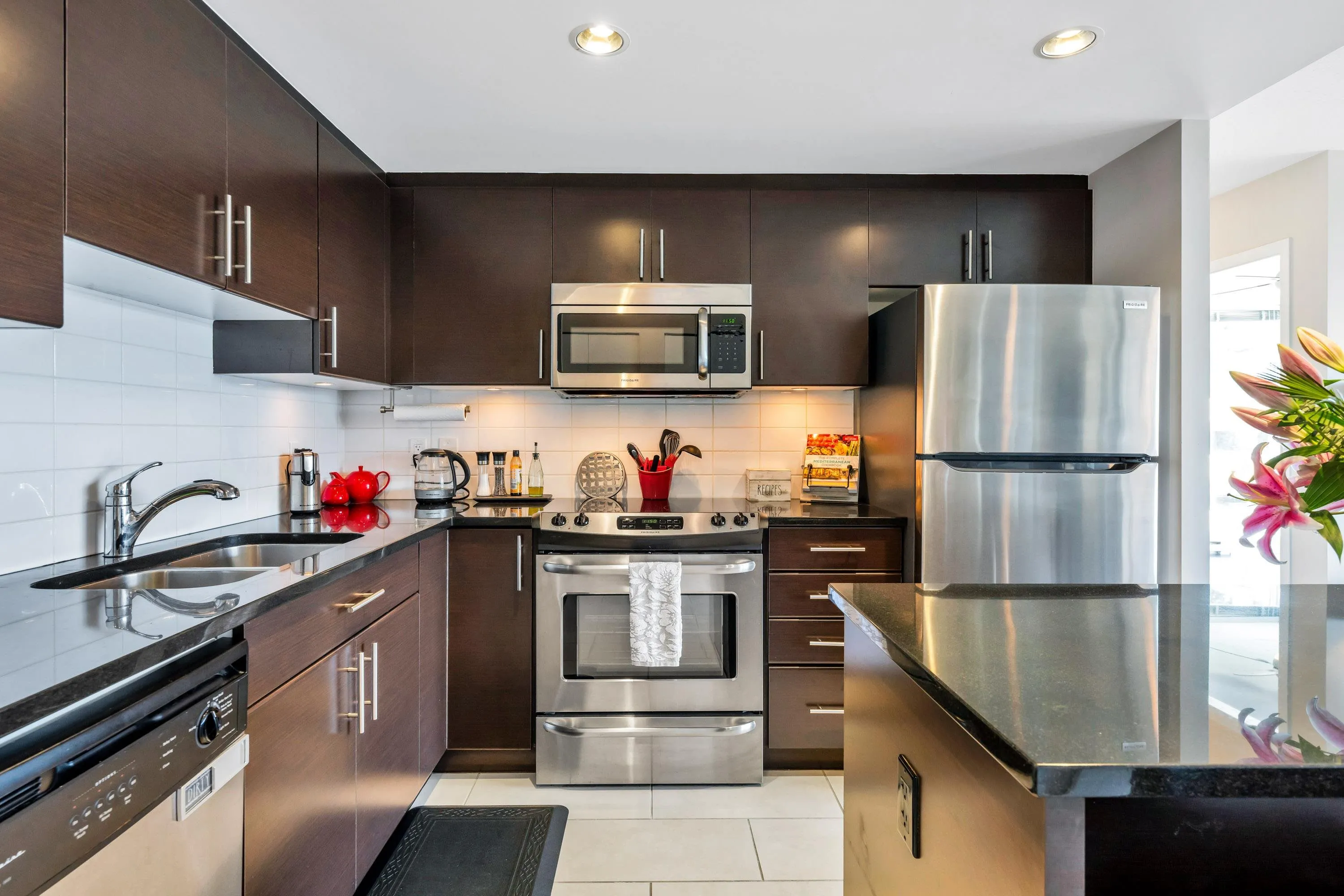 Whether you are a gourmet chef or order meal prep for your meals, this kitchen is where you want to put it all together. Well designed so two home chefs can work together at the same time