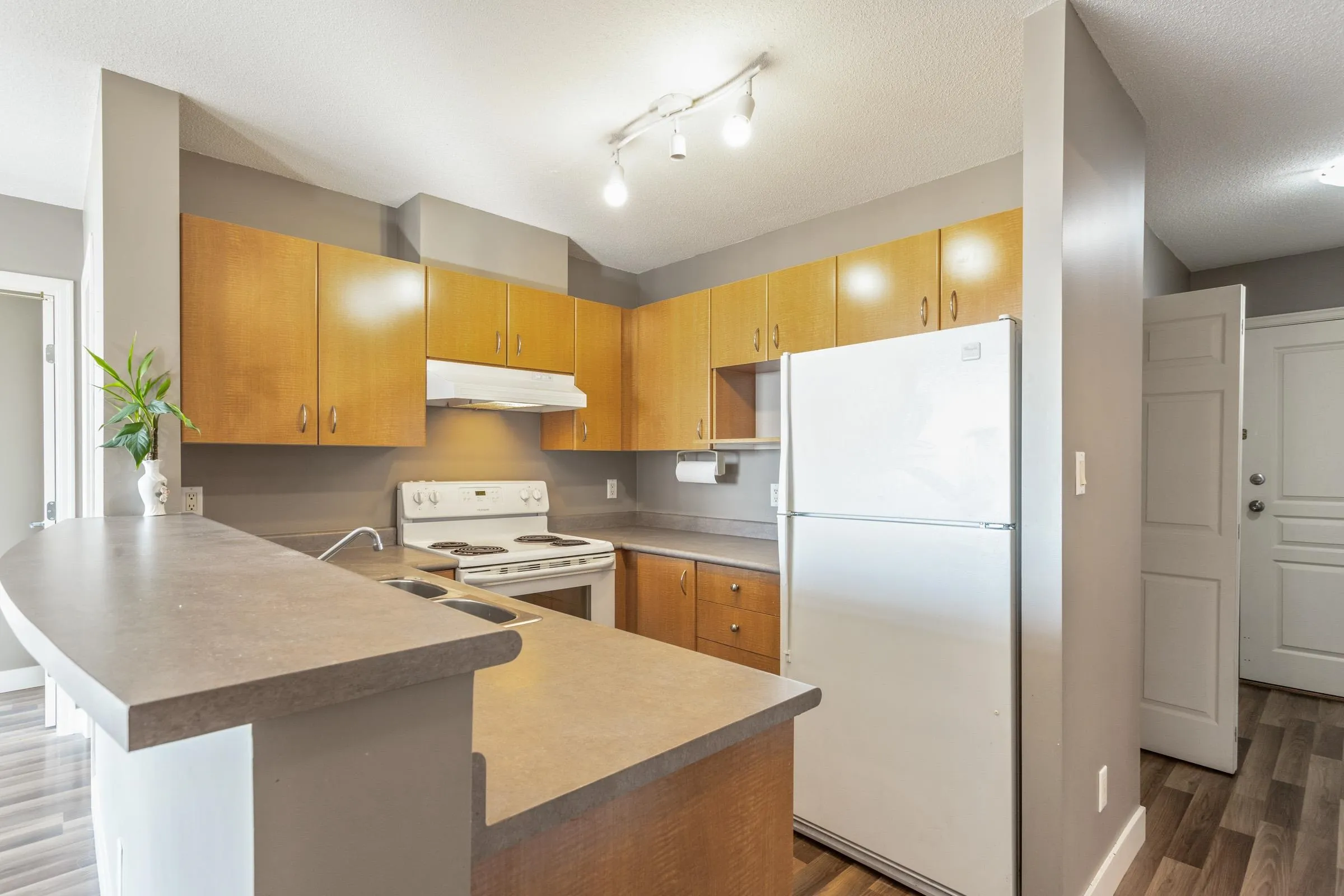 Open plan Kitchen with Eating Bar!