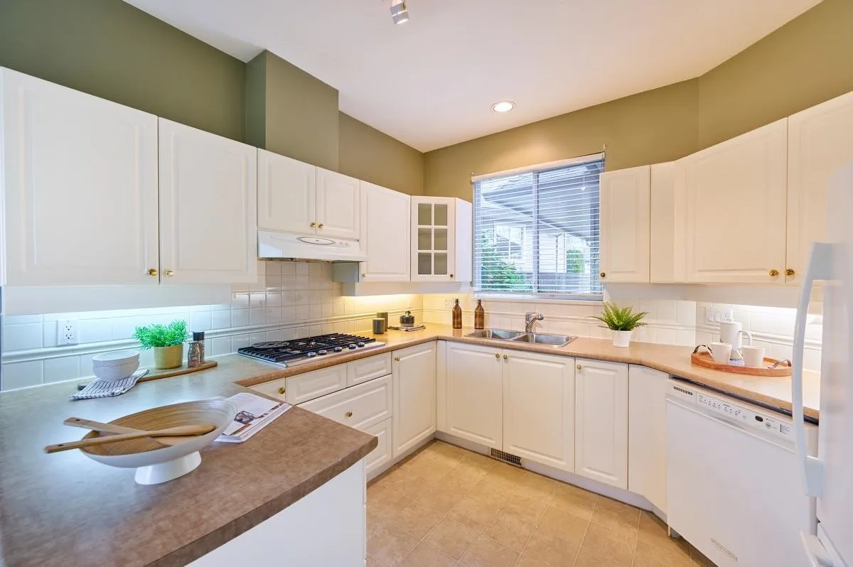 Expansive kitchen with lots of storage and counter space